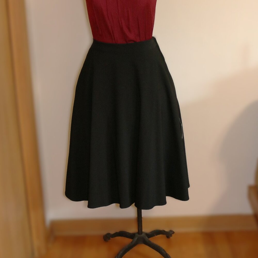 NWT Modcloth Flowy Black Crepe Knee Length Full Skirt w Pockets S